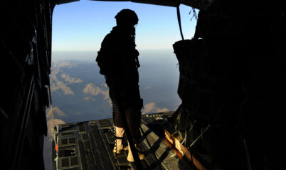 Soldiers in Dropship ready to drop